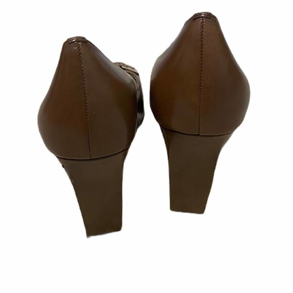 Tahari Bennett Bennett Peep Toe Block Heel Gold Metal Detail Leather Pumps Tan 9 - Picture 6 of 15